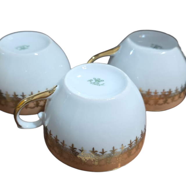 Xícaras de chá porcelana Real, bela arte e dourações. (valor unitário)
