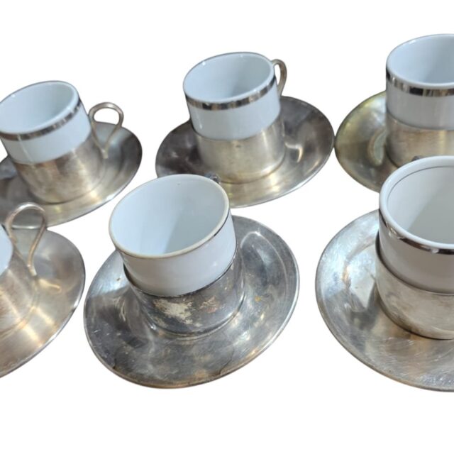 Xícaras de porcelana com base espessurada a prata. (valor unitário)