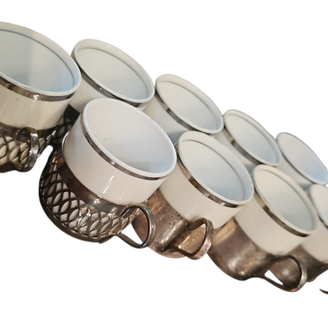 Xícaras de porcelana, com base espessurada a prata