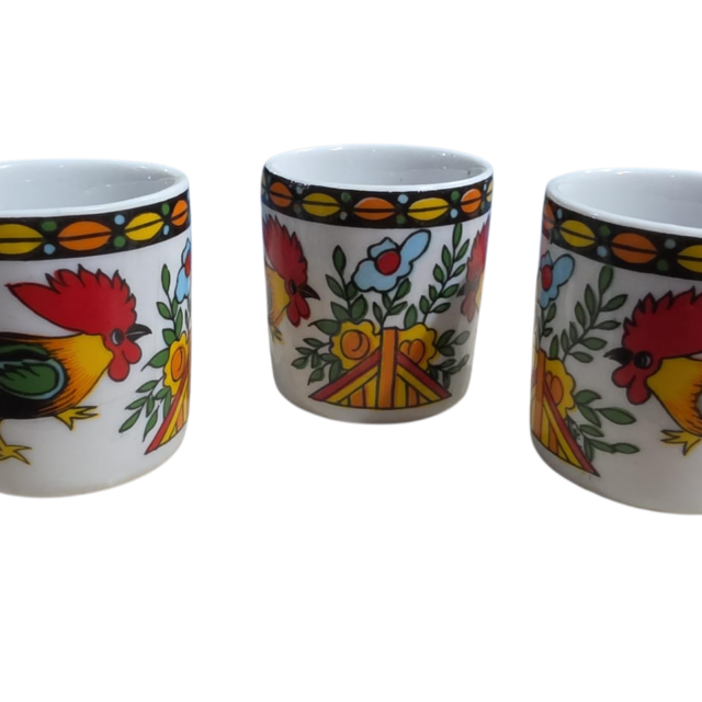 Xícaras de porcelana, belíssima policromia